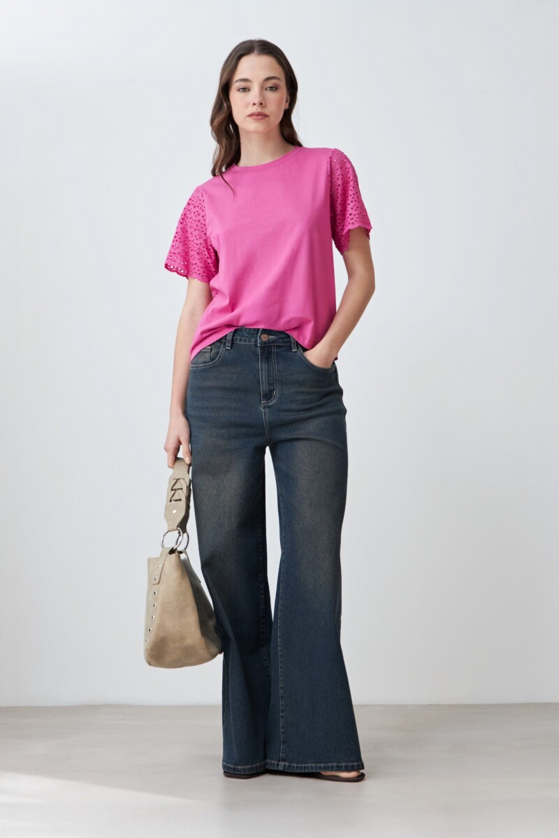 Remera con broderie fucsia