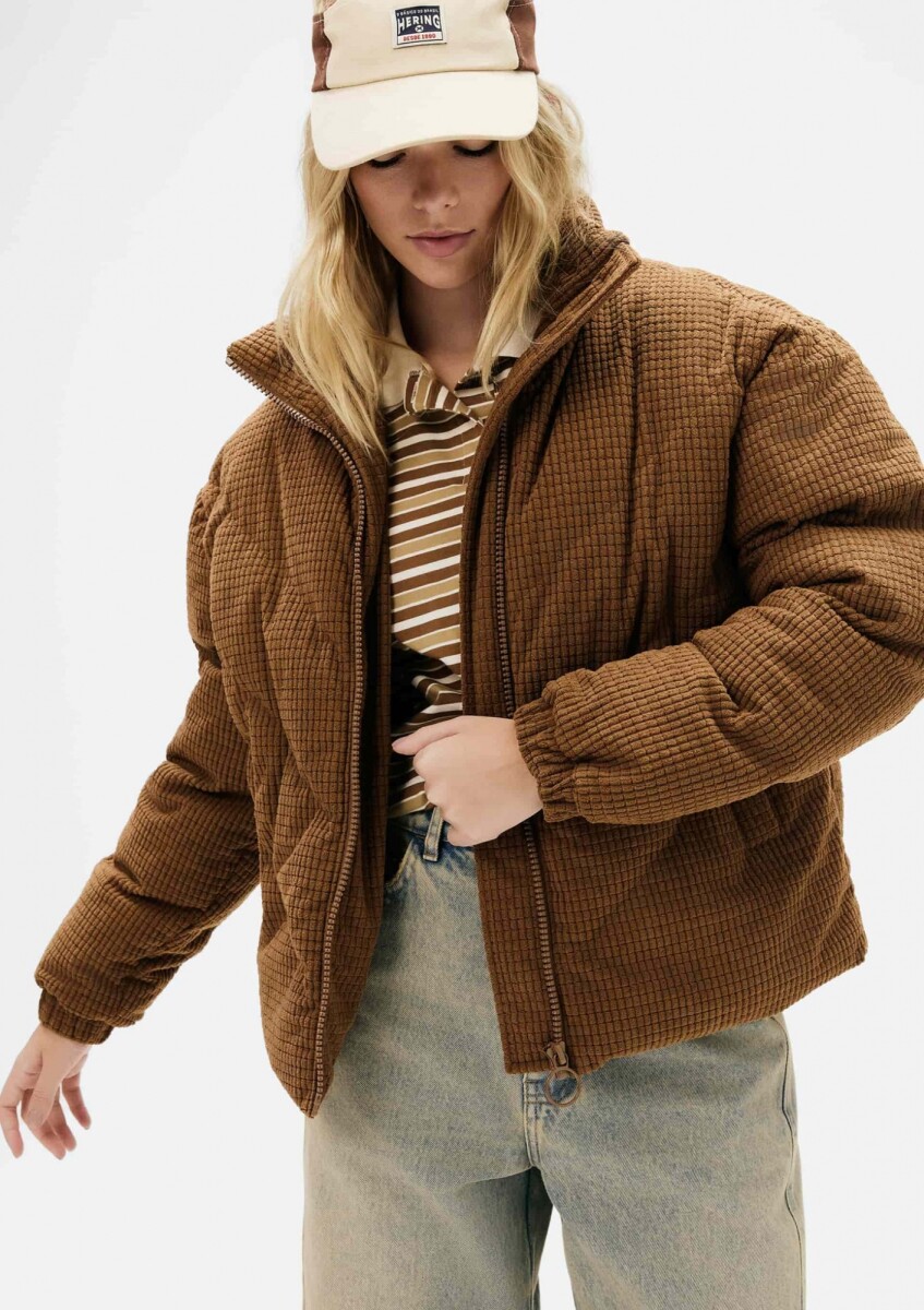 CAMPERA EN TELA TEXTURIZADA - MARRÓN 