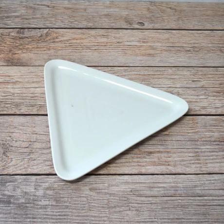Plato triangular de cerámica blanca Plato triangular de cerámica blanca