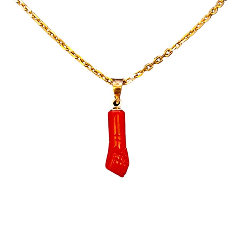 Dije Puño Higa-Oro bajo-Resina roja-CP8584 sinpiedra