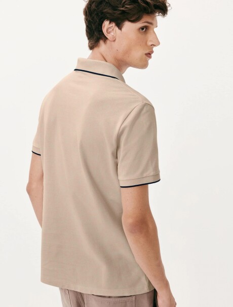 POLO BÁSICA EN PIQUÉ BEIGE