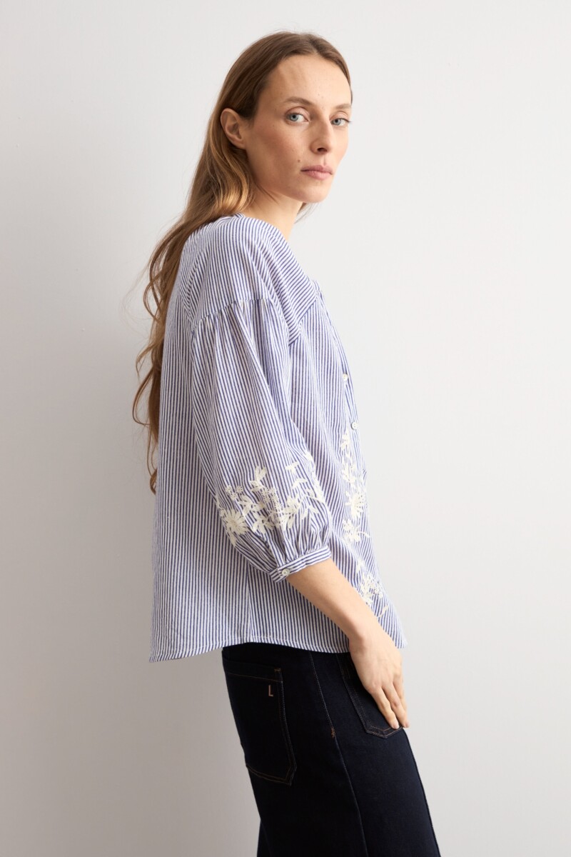Blusa rayada con bordados celeste