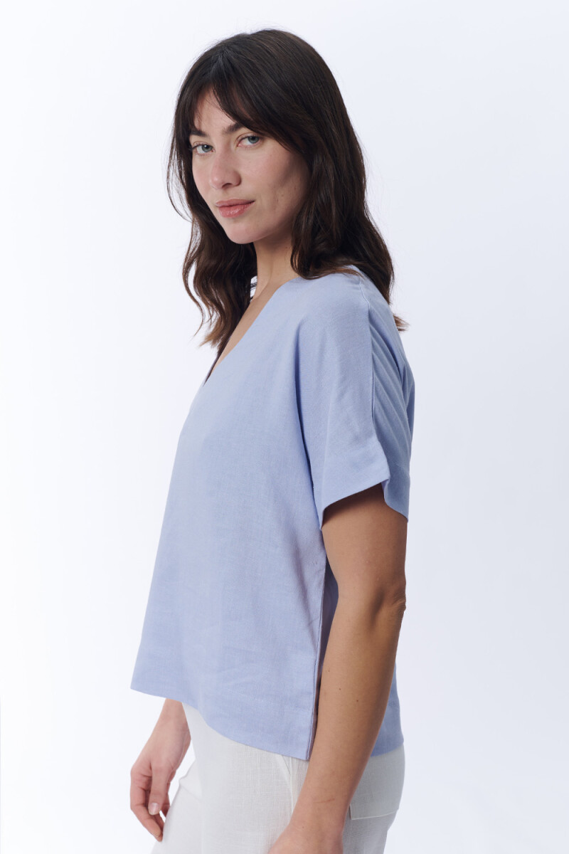 Blusa cuello en v con lino Celeste