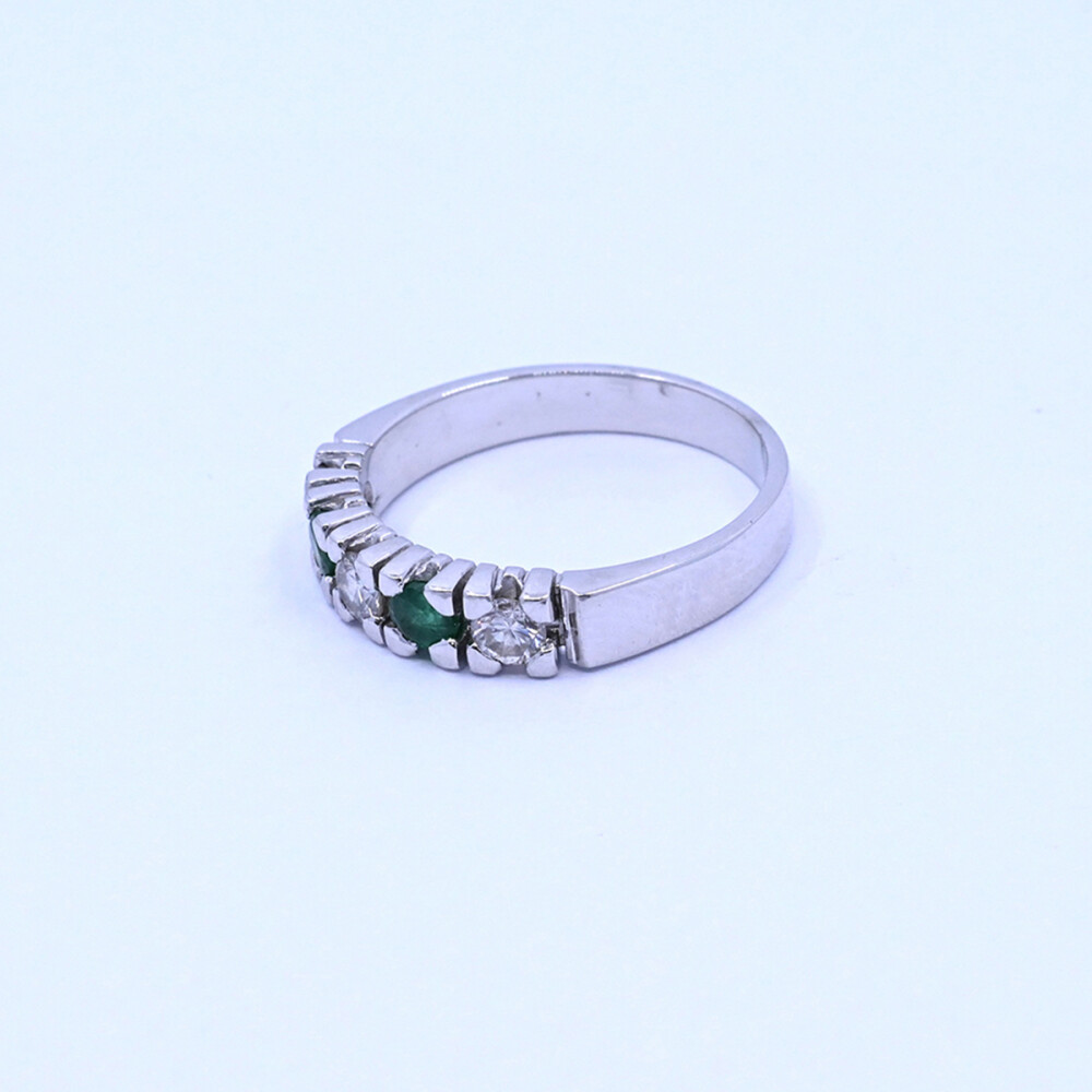 Anillo medio sin fin oro 18k blanco con esmeraldas y brillantes. Anillo medio sin fin oro 18k blanco con esmeraldas y brillantes.