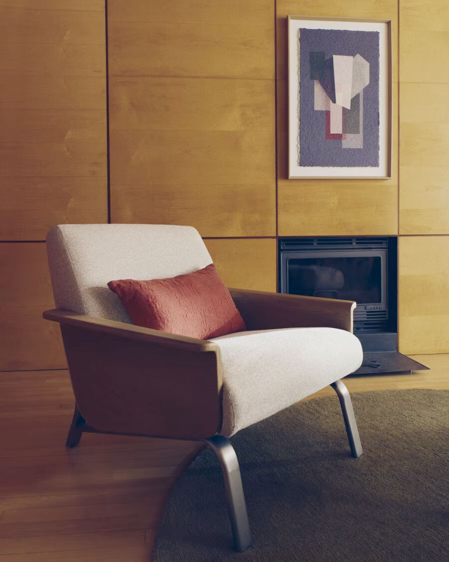 Butaca Amsen beige de contrachapado de roble y patas de acero inoxidable cepillado Butaca Amsen beige de contrachapado de roble y patas de acero inoxidable cepillado