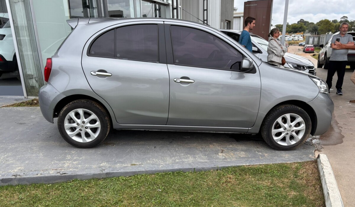 Nissan March Extra Full - 2014 Nissan March Extra Full - 2014