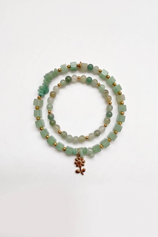 Pulsera piedras naturales con dije acero dorado