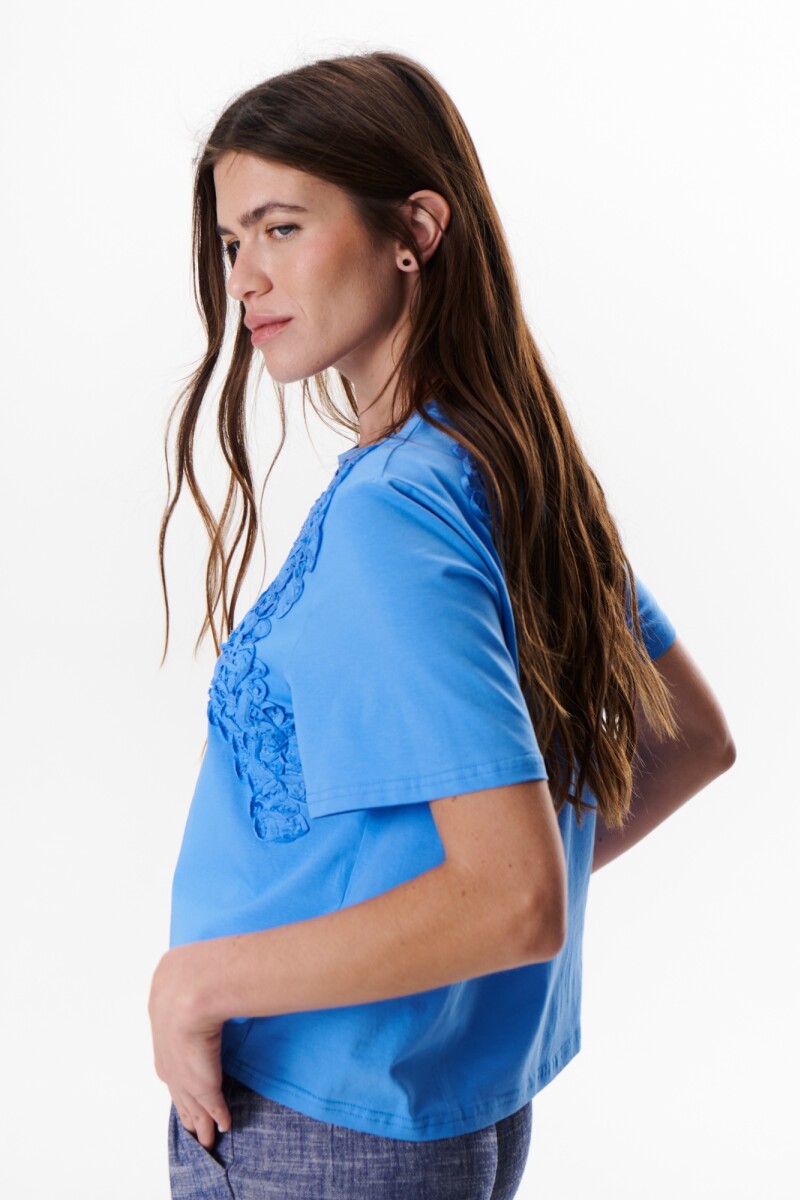 REMERA BLOOM AZUL