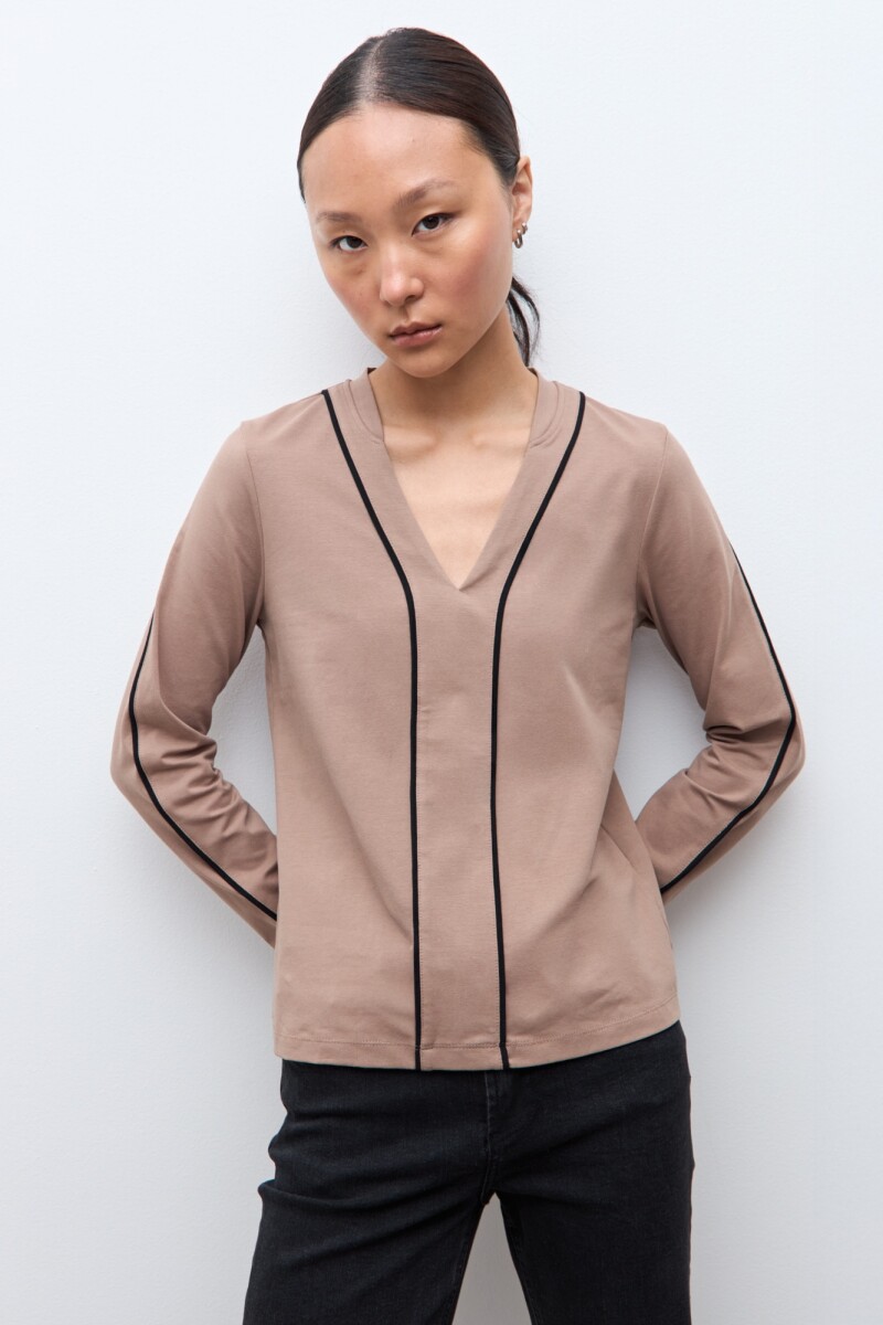 Remera con vivo en contraste tostado