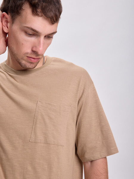 Remera slub bolsillo Marrón
