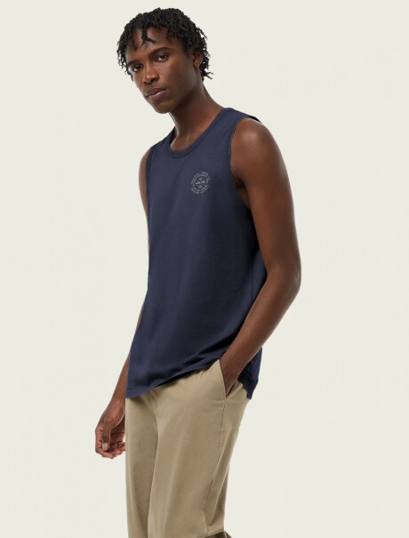 MUSCULOSA BÁSICA CON ESTAMPA AZUL