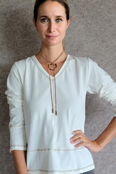 Remera Julia Crudo con pespuntes