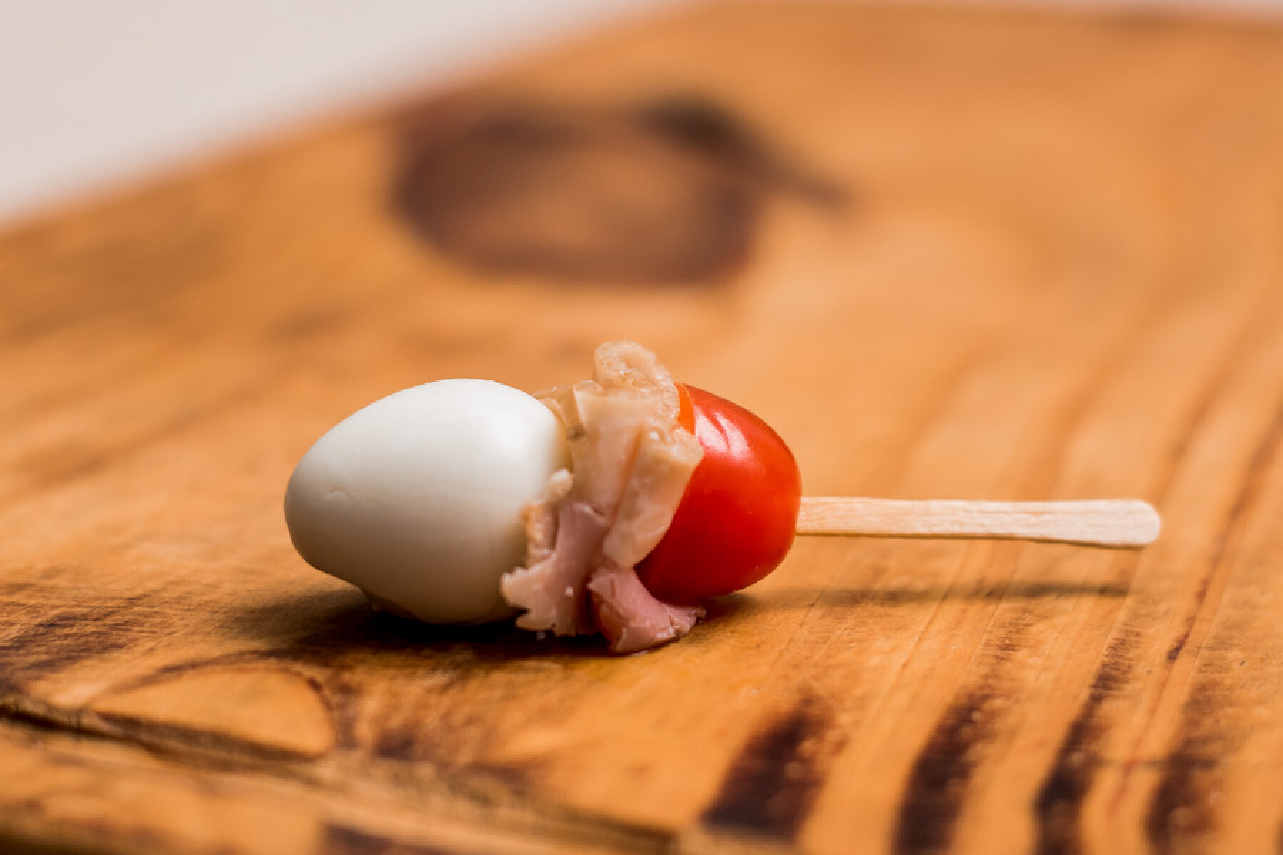 Pincho de huevo de codorniz, cherry y panceta 