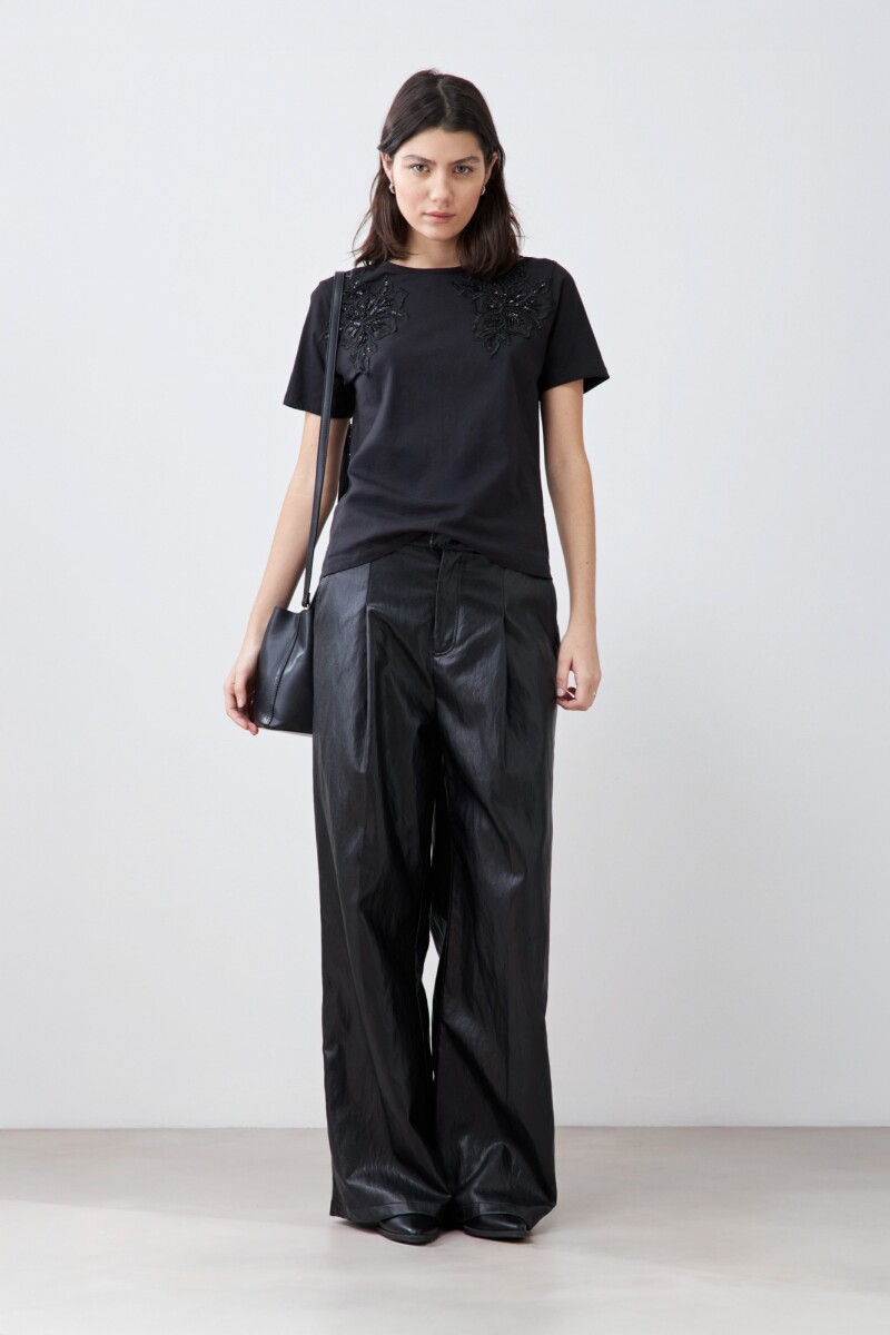 Remera con apliques bordados - negro 
