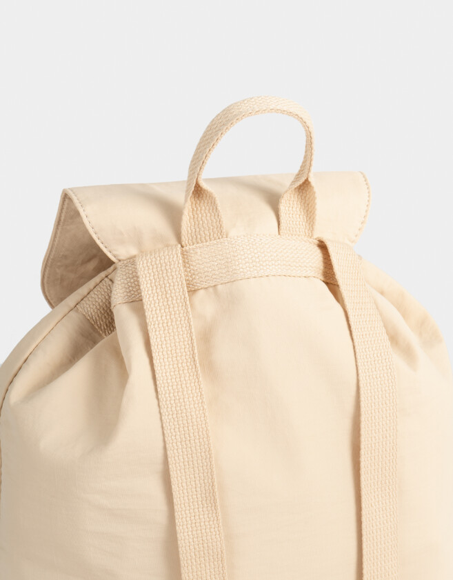 Mochilas Urbanas Mochila Urbana Con Charm Osito - Blanco Crudo