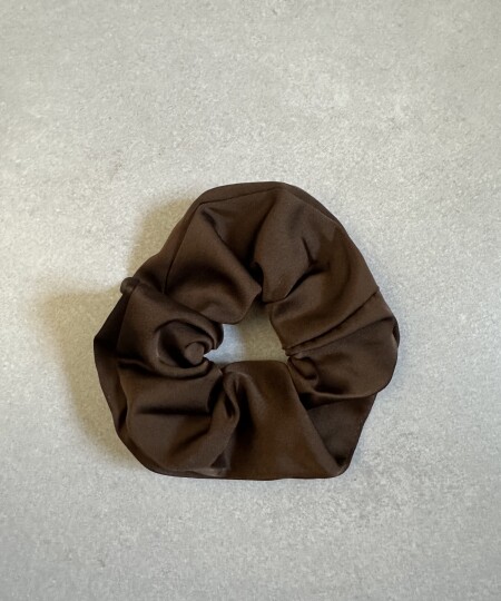 SCRUNCHIE SATIN MARRÓN