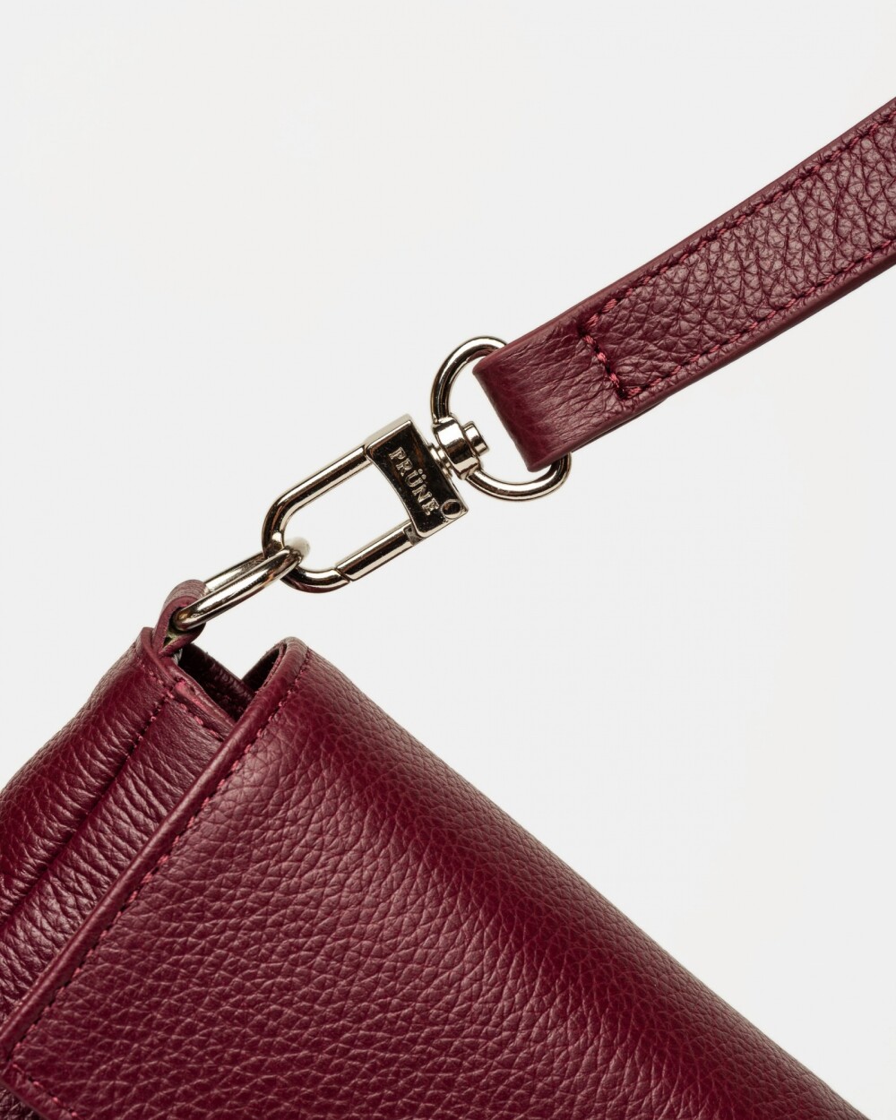 Cartera al hombro Signature en cuero graneado Bordeaux