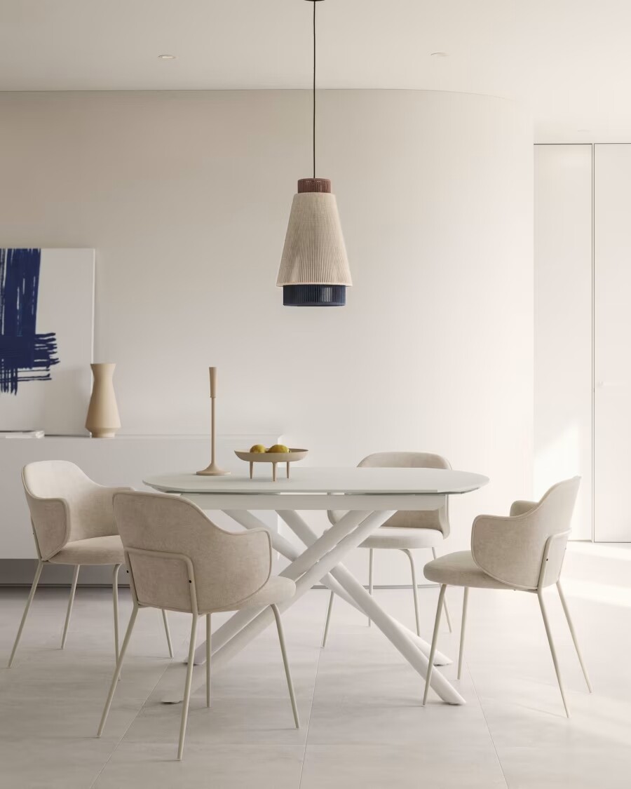 Silla Yunia beige con patas de acero con acabado pintado beige