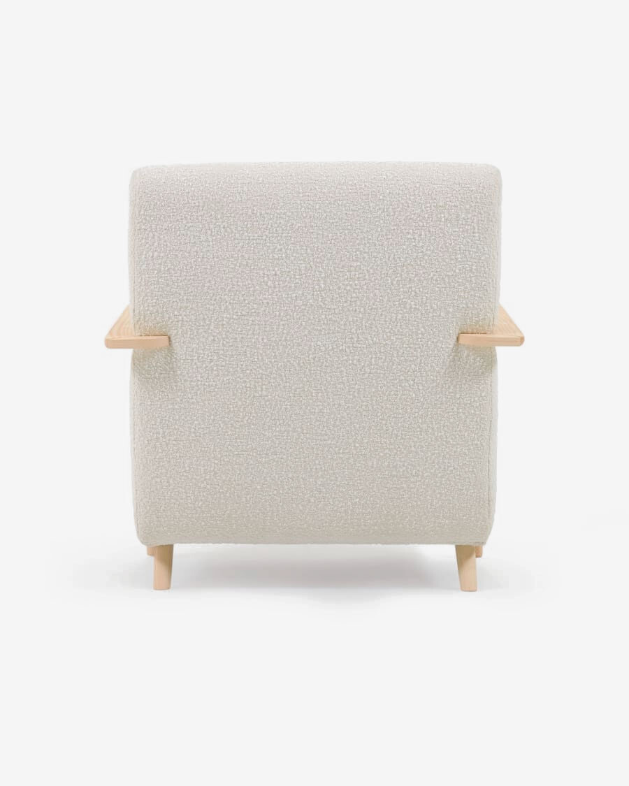 Butaca Meghan de borreguito blanco y patas de madera maciza de fresno con acabado natural