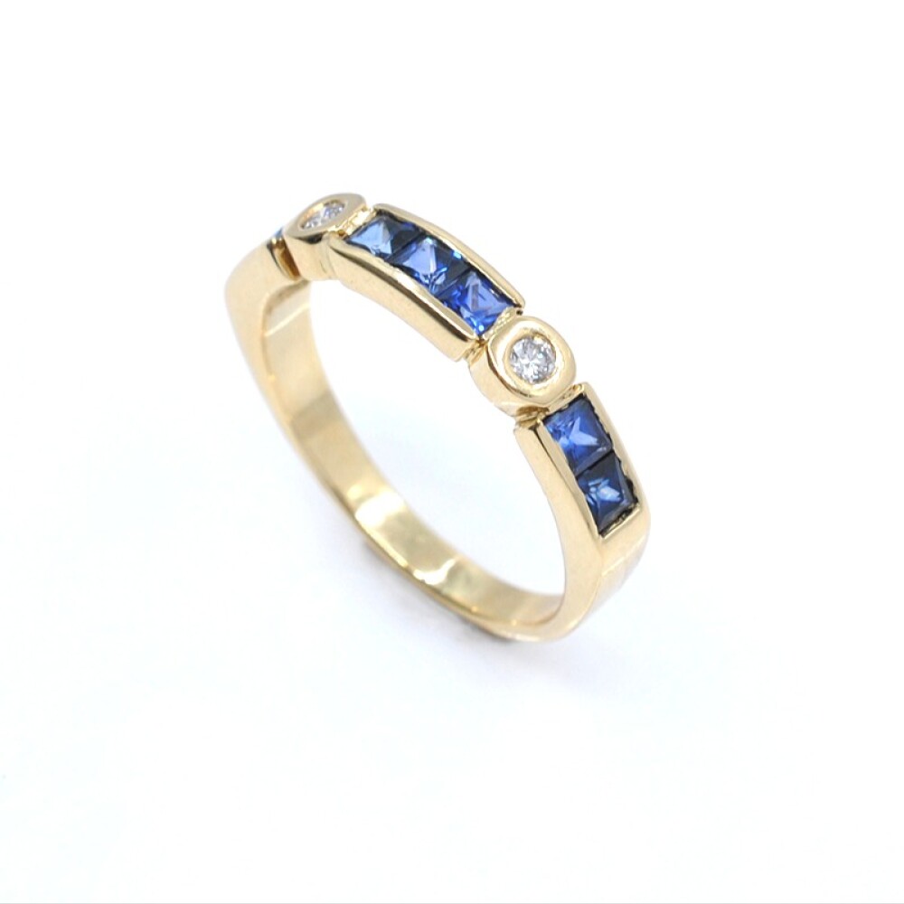 Anillo en oro 18k con zafiros azules carré y 2 brillantes Anillo en oro 18k con zafiros azules carré y 2 brillantes