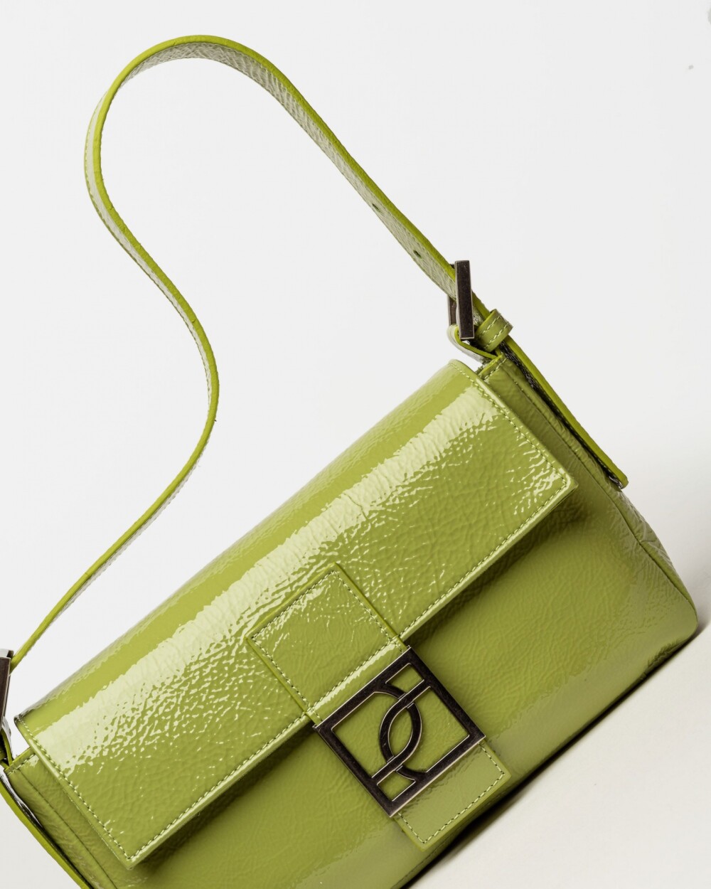 Cartera al hombro Signature en cuero charol Moss