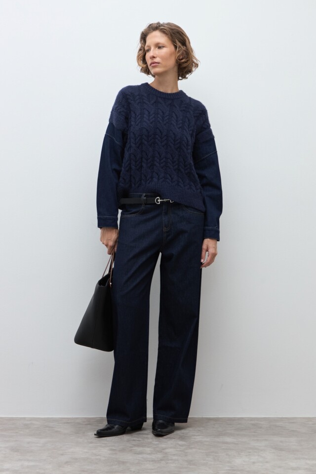 Sweater con jean azul marino