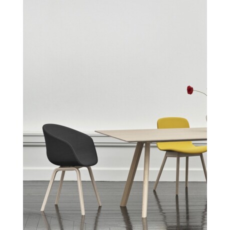 Sillas de comedor Eames con apoyabrazo tapizado Negro