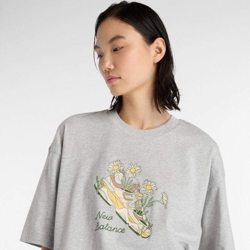 Remera New Balance de Dama - Flower Shoe - WT53912AG GREY