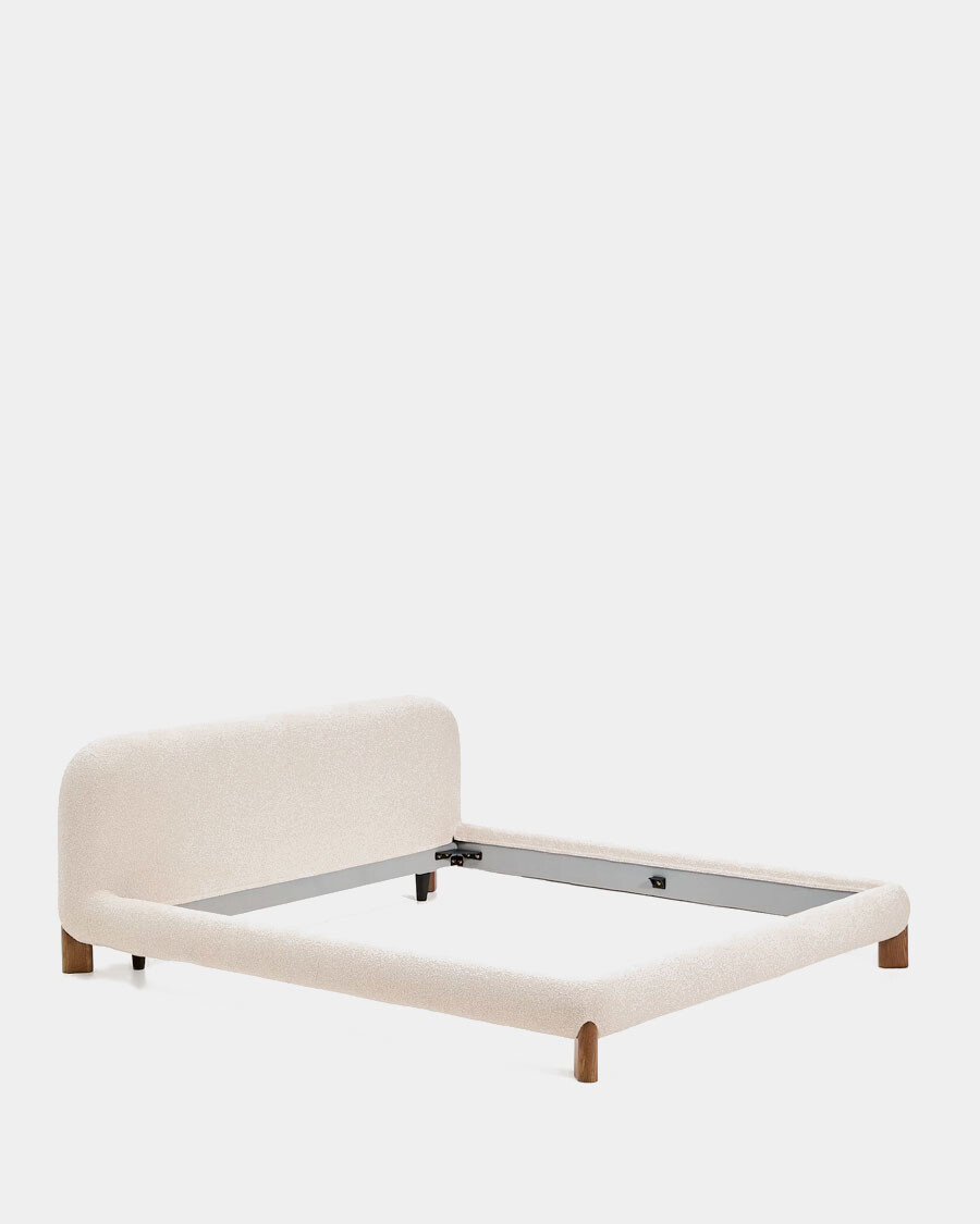 Cama desenfundable Odina bouclé crudo y patas de madera maciza de fresno acabado tono nogal para colchón de 180 x 200 cm