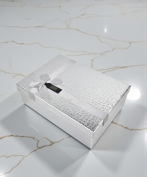 caja rigida delux con lazo 18x25x8 PLATA