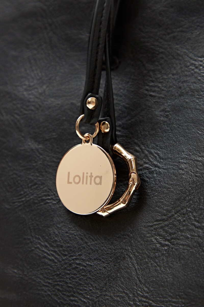 Cartera tote con dijes metálicos negro
