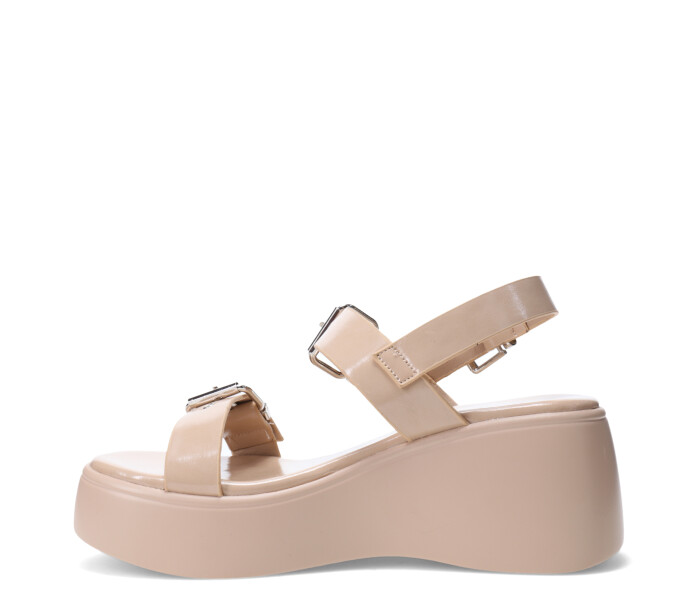 Sandalia CAIRS con tachas Nude