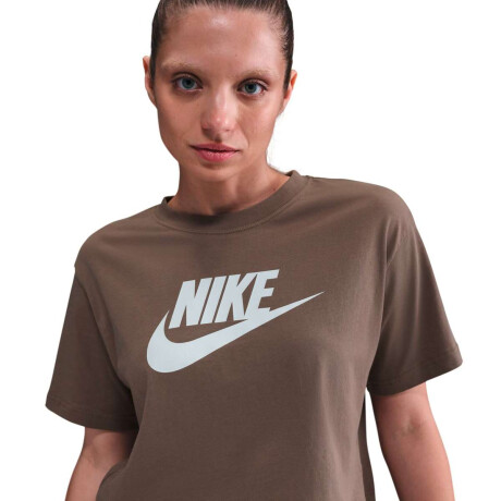 Remera Casual Tee Essential Futura de Mujer Chocolate