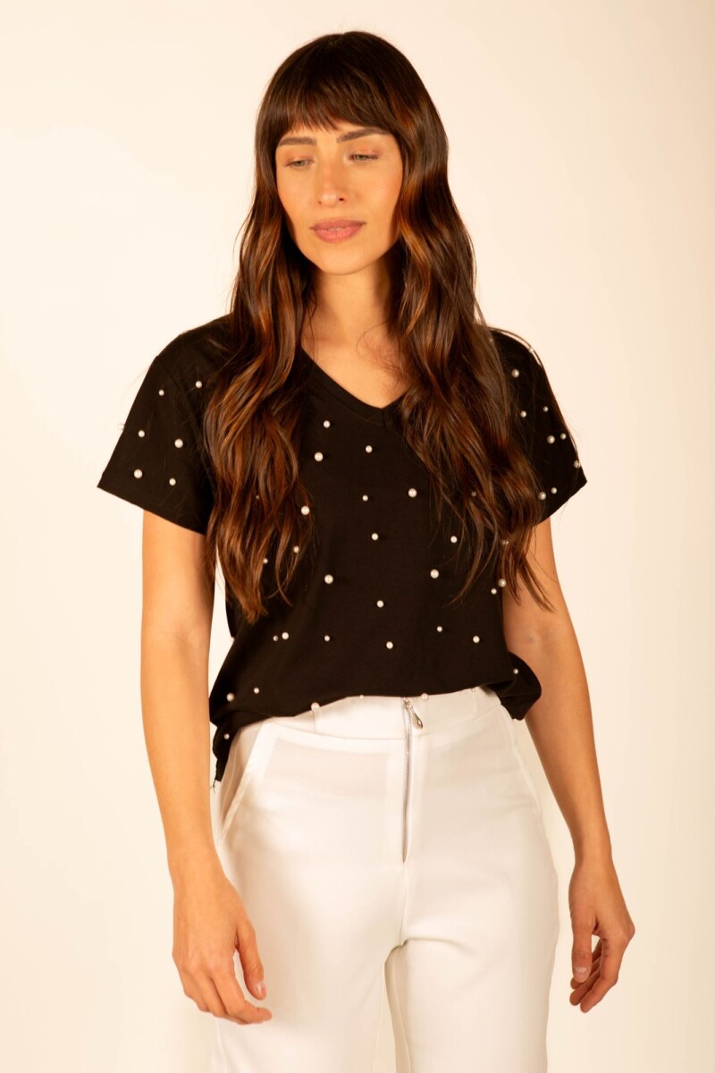 Remera escote v perlas - Negro 