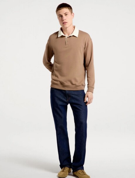 BUZO TIPO POLO MODELO COMFORT MARRÓN
