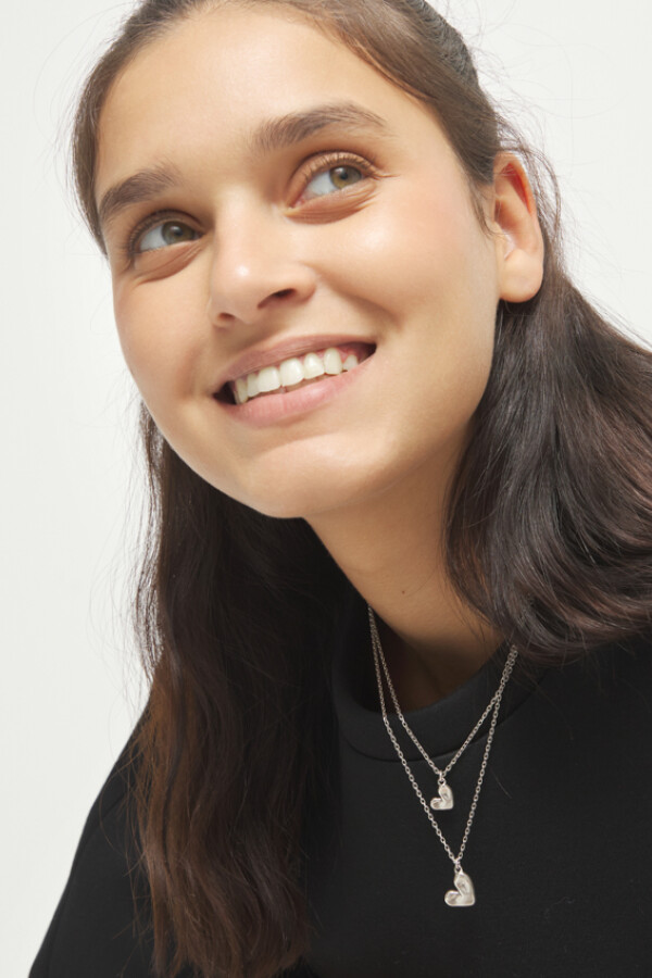 COLLAR DOBLE DE ALEACIÓN DE METALES BAÑADO EN PLATA DE LEY CON DOS CORAZONES Colgante