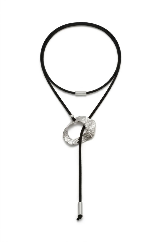 Collar con cordon y dijes de acero plateado