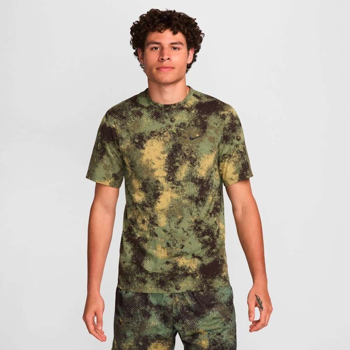 Remera Nike Dri-Fit Camo Hyverse Top de Hombre - Verde 