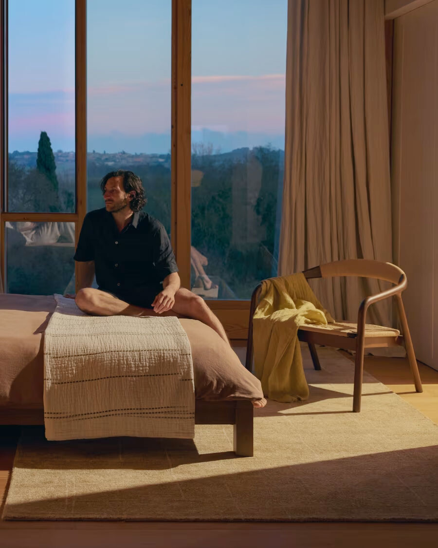 Butaca Derile de madera maciza de roble acabado nogal y cuerda de papel beige Butaca Derile de madera maciza de roble acabado nogal y cuerda de papel beige