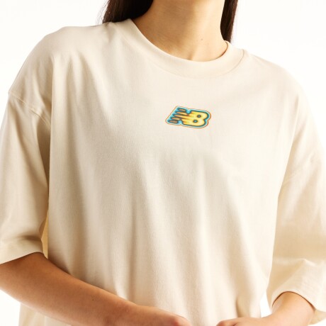 Remera New Balance de Dama - Sticker Pack - WT62P2R0LIN BEIGE