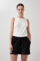 Short con bolsillos laterales negro