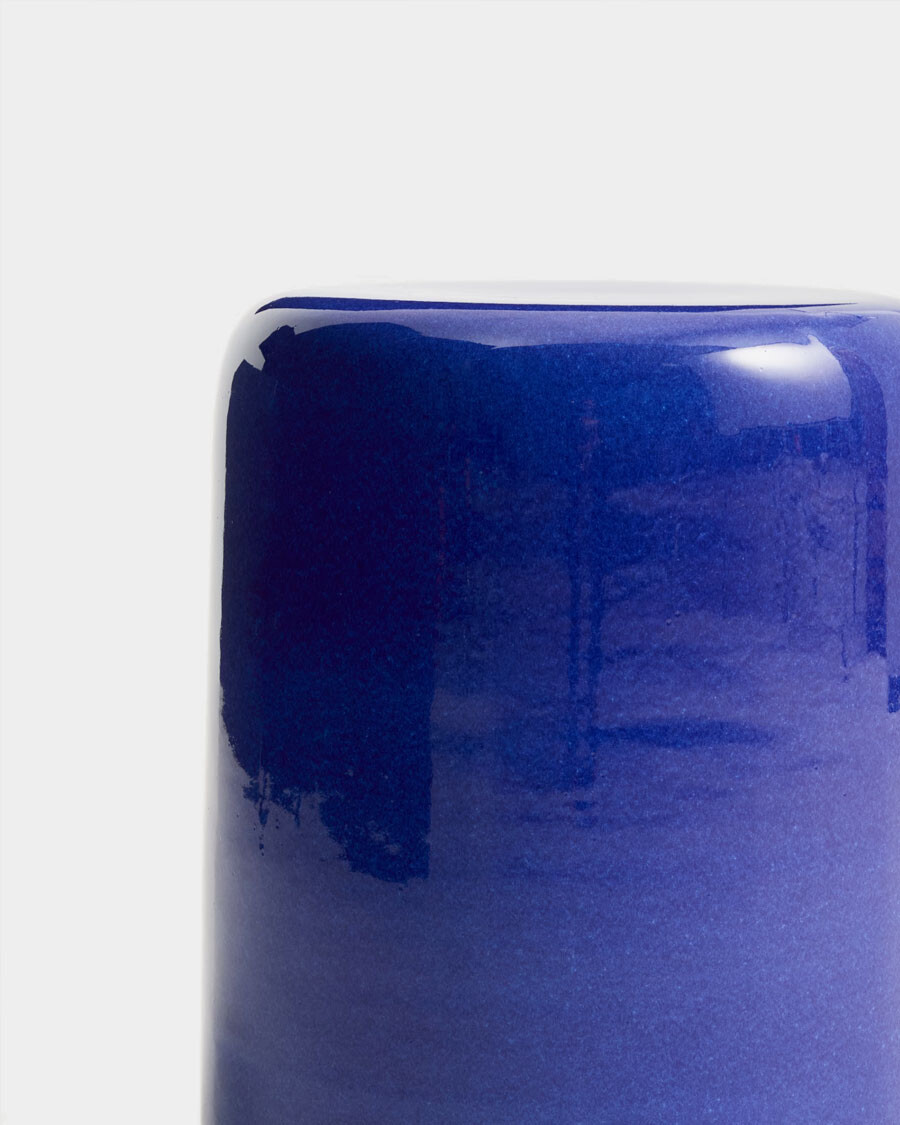 Mesa auxiliar exterior Mesquida de cerámica con acabado azul glaseado Ø 35 cm Mesa auxiliar exterior Mesquida de cerámica con acabado azul glaseado Ø 35 cm