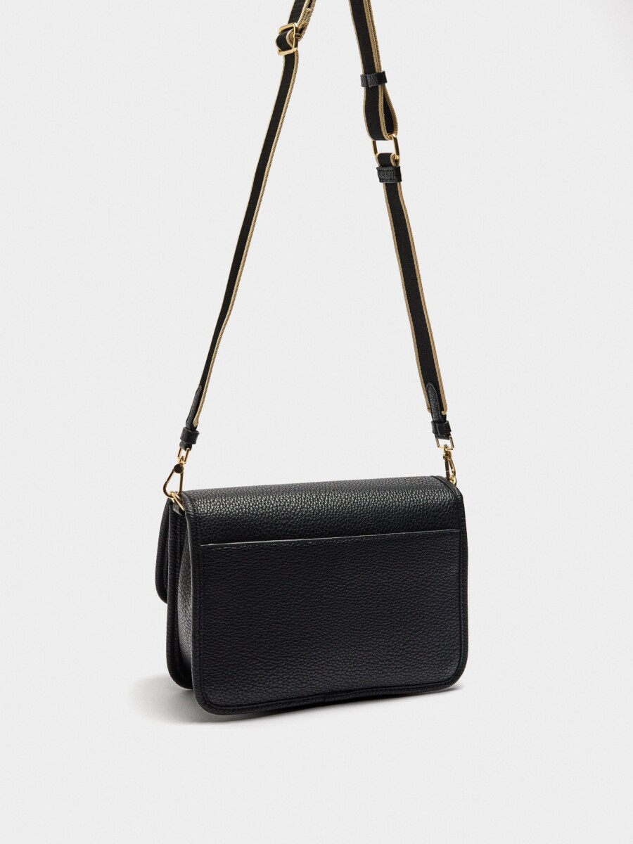 Bolso Bandolera Con Textura Y Solapa negro