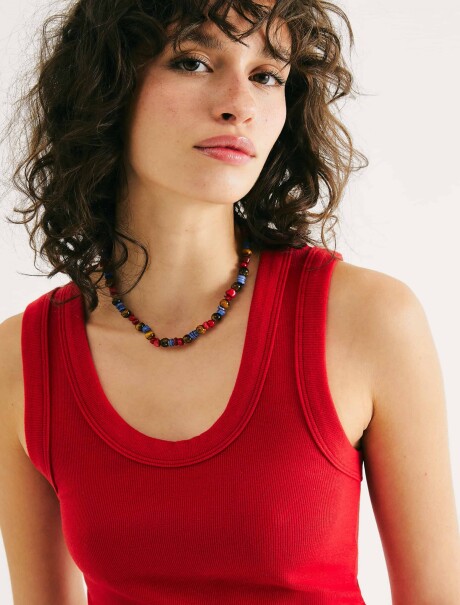 MUSCULOSA EN TELA ACANALADA Y CUELLO U ROJO