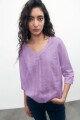 Remera escote en V frente broderie con vainillas lavanda