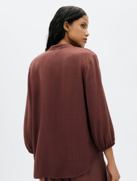BLUSA ESCOTE V CON BOTONES MARRÓN