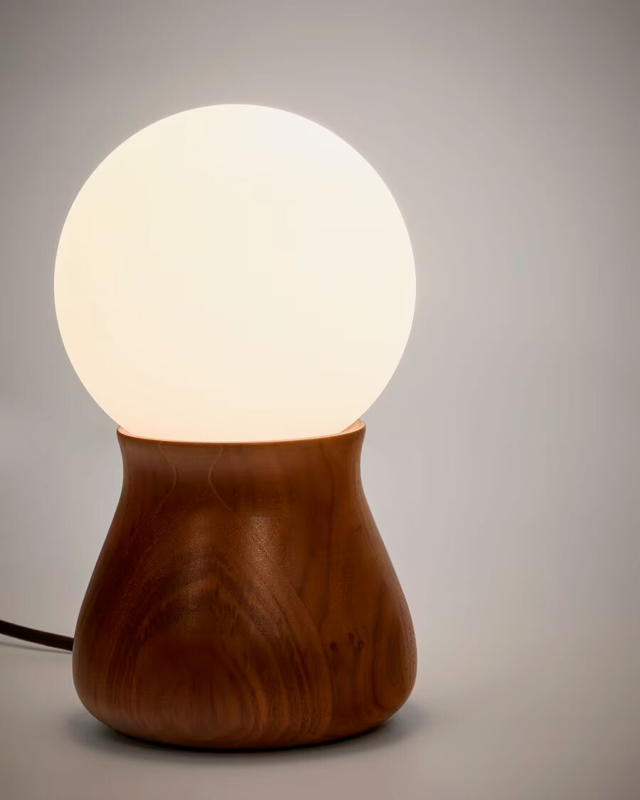 Lámpara de mesa Okeni de madera de nogal y cristal