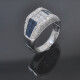 Anillo en oro 18k blanco, brillantes y zafiro carré. Anillo en oro 18k blanco, brillantes y zafiro carré.