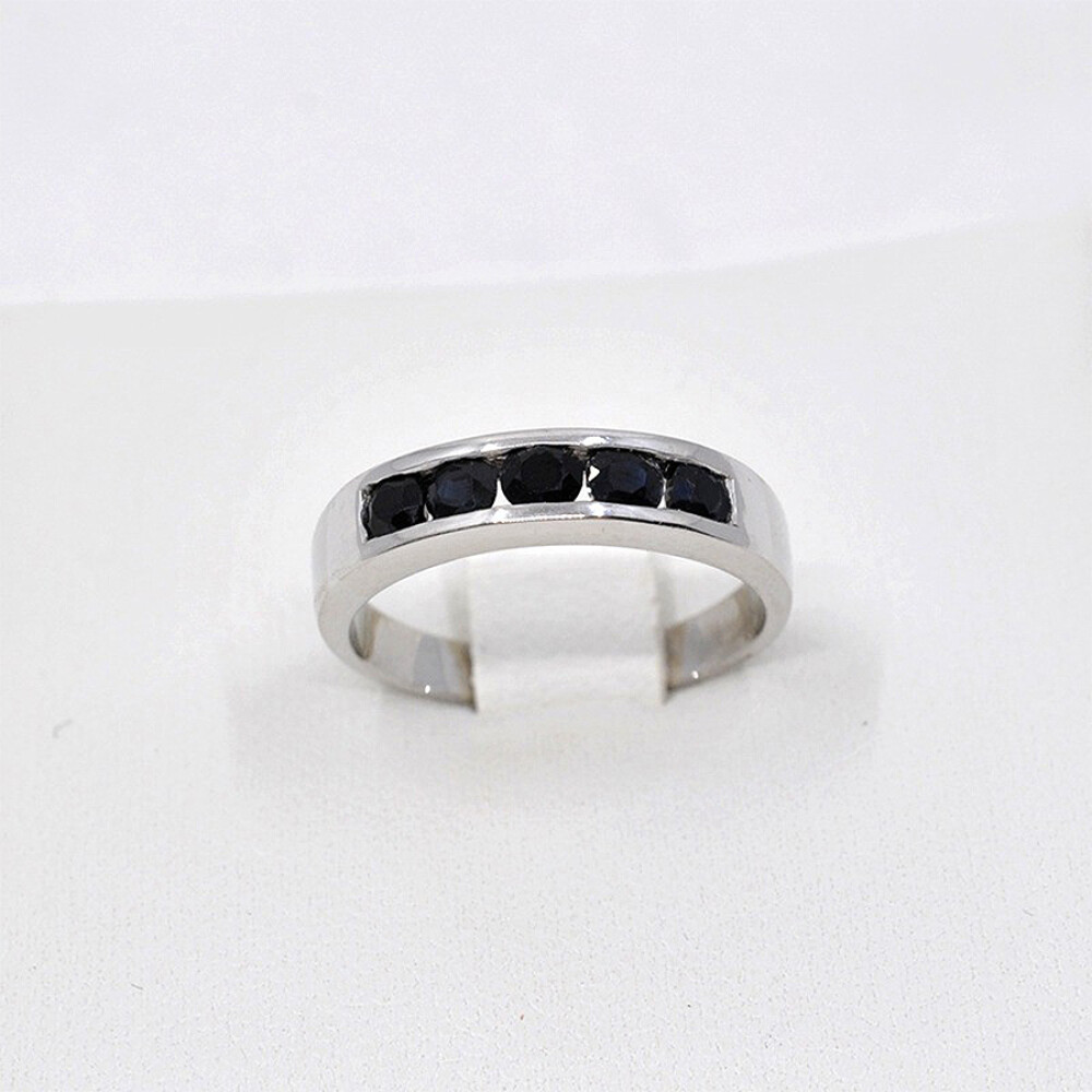 Anillo En Oro Blanco 18K Y Zafiros Redondos Anillo En Oro Blanco 18K Y Zafiros Redondos