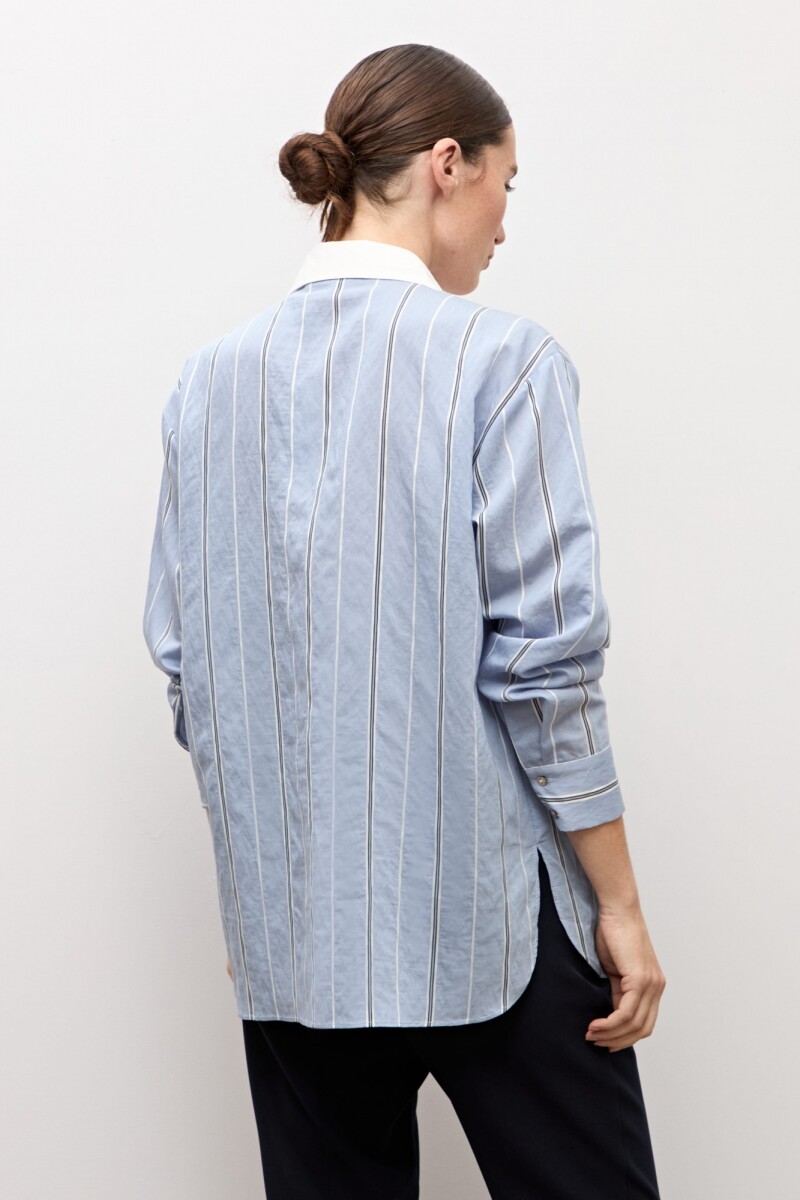 Camisa rayada con pechera celeste